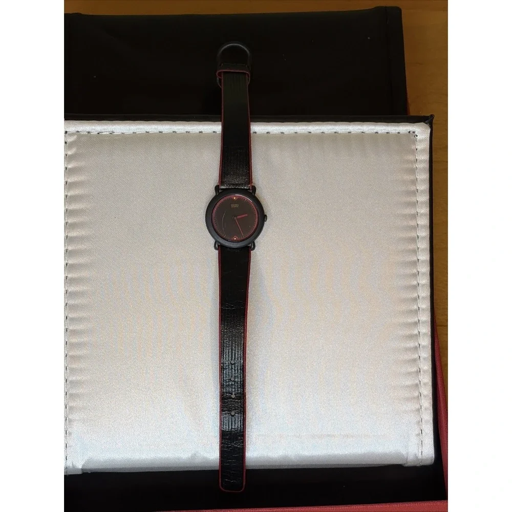 Vintage Seiko Ladies Watch in Slim Black *Case Black Leather Band Needs‎ Battery